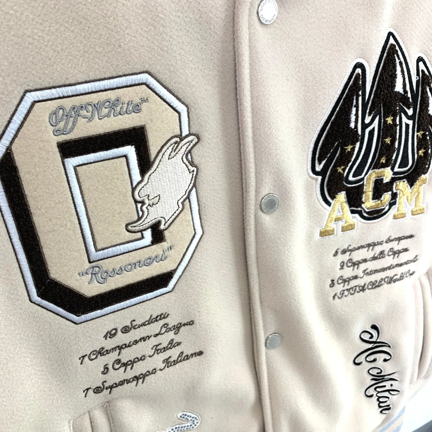 Top version OFF WHITE OW AC Milan co-branded heavily embroidered baseball uniforms for men and women couple stars in the same style jacket. The back is decorated with the Milan devil pattern with the Off-white logo. The entire piece of clothing is heavily embroidered and combined with hot rhinestone technology. All hot rhinestones are artificially embellished and are not pressed with templates. Manual work can ensure that the hot rhinestones will not fall off easily, and each diamond has been repeatedly hot stamped! The front buttons are all made from original molds, and custom-made buttons can ensure that they are consistent with the original ones. AC Milan's cooperation is OFF this time. Under the camera, De Cattrale almost uses the airport as a catwalk. Tonali and Leo are full of shots. Giroud returns to Stamford Bridge. As a Milan fan, I am really grateful that he chose AC Milan in the summer of 21. Although the running-in period was a bit distressing, the championship quality finally brought Milan the League Championship Gold Cup after 11 years. This heavy-duty piece of clothing is fully lined with down cotton to allow you to spend the entire winter with ease. When the World Cup is coming, when Milan meets Offwhite, and when champions meet fashion, what are you waiting for? Size: S-XL Color: Khaki P:700